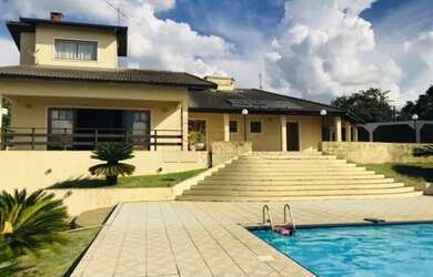 Imagem: A casa em condomínio possui 5 Dormitórios, 5 Banheiros, 5