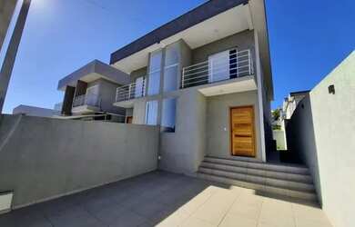 Imagem: A casa possui 3 Dormitórios, 2 Banheiros, 2 Vagas na garagem