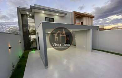 Imagem: A casa possui 3 Dormitórios, 2 Banheiros, 2 Vagas na garagem