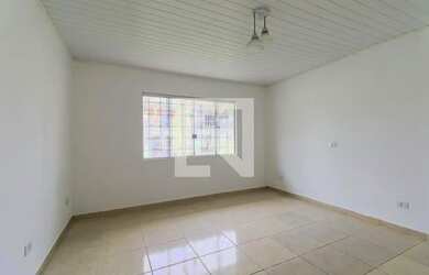 Imagem: A casa e possui 3 Dormitórios, Suítes, 2 Banheiros, 5 Vagas