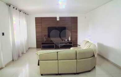 Imagem: A casa possui 4 Dormitórios, 3 Banheiros, 5 Vagas na garagem