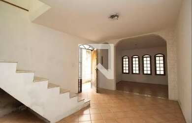 Imagem: A casa possui 3 Dormitórios, 4 Banheiros, 2 Vagas na garagem