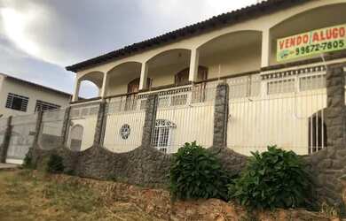 Imagem: A casa possui 4 Dormitórios, 5 Banheiros, 3 Vagas na garagem