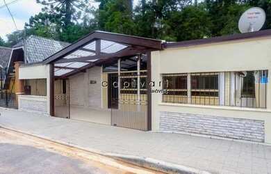 Imagem: A casa possui 4 Dormitórios, 2 Banheiros, 2 Vagas na garagem