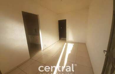 Imagem: A casa possui 2 Dormitórios, 1 Banheiro, 3 Vagas na garagem