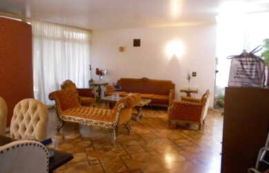 Imagem: A casa possui 4 Dormitórios, 4 Banheiros, 5 Vagas na garagem