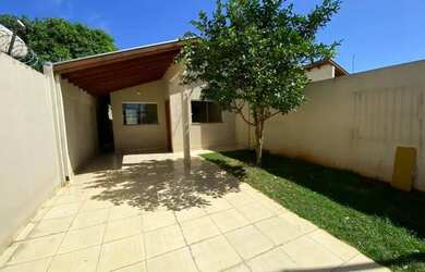 Imagem: A casa possui 3 Dormitórios, 1 Banheiro, 1 Vaga na garagem