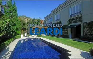 Imagem: A casa possui 5 Dormitórios, 5 Banheiros, 5 Vagas na garagem