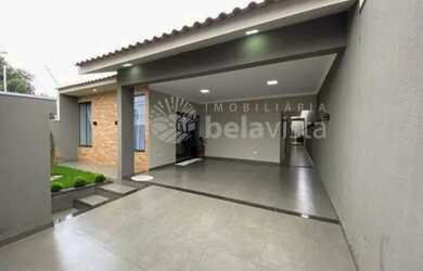 Imagem: A casa possui 3 Dormitórios, 3 Banheiros, 2 Vagas na garagem