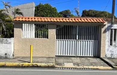 Imagem: A casa possui 4 Dormitórios, 4 Banheiros, 5 Vagas na garagem