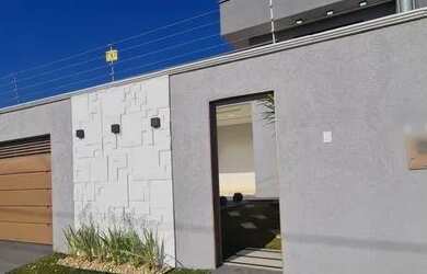 Imagem: A casa possui 3 Dormitórios, 2 Banheiros, 1 Vaga na garagem