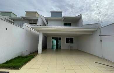 Imagem: A casa possui 3 Dormitórios, 2 Banheiros, 3 Vagas na garagem