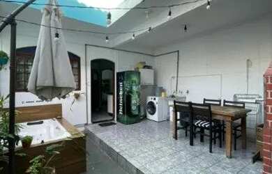 Imagem: A casa possui 4 Dormitórios, 3 Banheiros, 2 Vagas na garagem