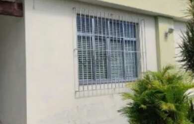 Imagem: A casa possui 3 Dormitórios, 2 Banheiros, 2 Vagas na garagem