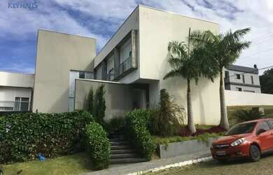 Imagem: A casa em condomínio possui 4 Dormitórios, 5 Banheiros, 2