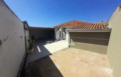 Imagem: A casa possui 2 Dormitórios, 1 Banheiro, 2 Vagas na garagem