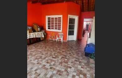 Imagem: A casa possui 3 Dormitórios, 3 Banheiros, 2 Vagas na garagem