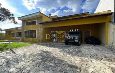 Imagem: A casa em condomínio possui 4 Dormitórios, 5 Banheiros, 450m²