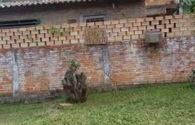 Imagem: A casa possui 2 Dormitórios, 3 Banheiros, 2 Vagas na garagem