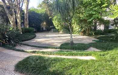 Imagem: A casa possui 5 Dormitórios, 4 Banheiros, 5 Vagas na garagem