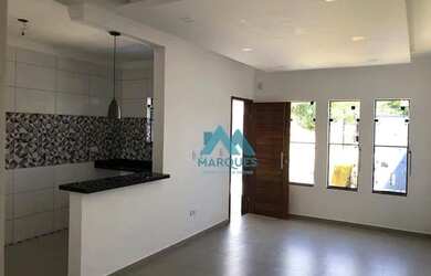 Imagem: A casa possui 2 Dormitórios, 1 Banheiro, 2 Vagas na garagem