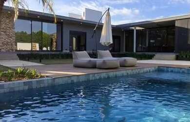 Imagem: A casa em condomínio possui 4 Dormitórios, 5 Banheiros, 5