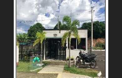 Imagem: A casa possui 2 Dormitórios, 1 Banheiro, 1 Vaga na garagem