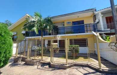 Imagem: A casa possui 4 Dormitórios, 4 Banheiros, 5 Vagas na garagem