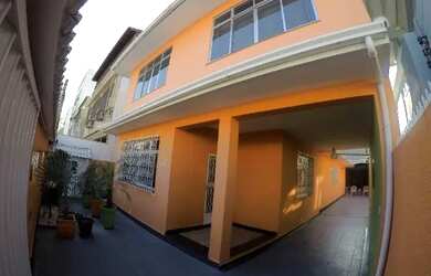 Imagem: A casa possui 3 Dormitórios, 4 Banheiros, 3 Vagas na garagem