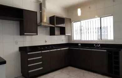 Imagem: A casa possui 3 Dormitórios, 3 Banheiros, 4 Vagas na garagem