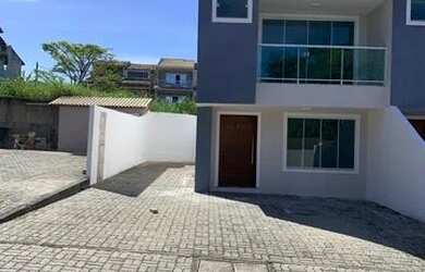 Imagem: A casa possui 3 Dormitórios, 3 Banheiros, 2 Vagas na garagem