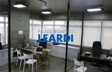 Imagem: O depósito possui 1 Vaga na garagem, 39m² de Área e está