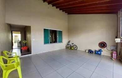 Imagem: A casa possui 2 Dormitórios, 1 Banheiro, 2 Vagas na garagem