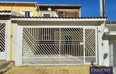 Imagem: A casa possui 3 Dormitórios, 3 Banheiros, 2 Vagas na garagem