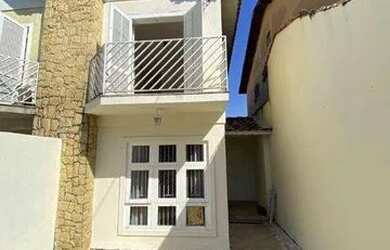 Imagem: A casa possui 3 Dormitórios, 2 Banheiros, 2 Vagas na garagem