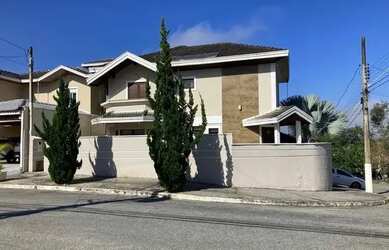 Imagem: A casa em condomínio possui 4 Dormitórios, 4 Banheiros, 2