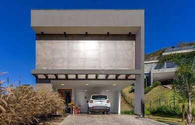 Imagem: A casa em condomínio possui 4 Dormitórios, 4 Banheiros, 4