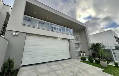 Imagem: A casa possui 4 Dormitórios, 3 Banheiros, 2 Vagas na garagem