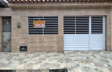 Imagem: A casa possui 3 Dormitórios, 3 Banheiros, 1 Vaga na garagem