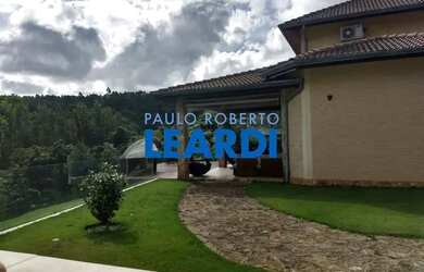 Imagem: A casa possui 4 Dormitórios, 5 Banheiros, 5 Vagas na garagem