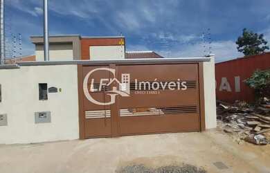 Imagem: A casa possui 3 Dormitórios, 1 Banheiro, 3 Vagas na garagem