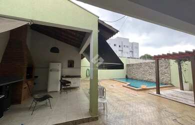 Imagem: A casa possui 3 Dormitórios, 4 Banheiros, 2 Vagas na garagem