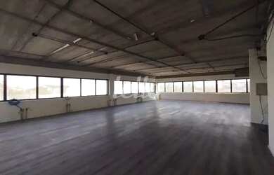 Imagem: O depósito possui 5 Vagas na garagem, 356m² de Área e está