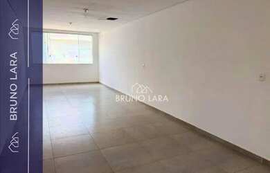 Imagem: O depósito para alugar possui 2 Vagas na garagem e 45m² de