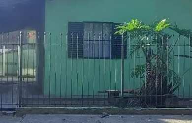 Imagem: A casa possui 5 Dormitórios, 4 Banheiros, 4 Vagas na garagem