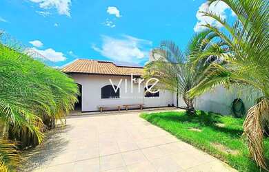 Imagem: A casa possui 4 Dormitórios, 3 Banheiros, 4 Vagas na garagem