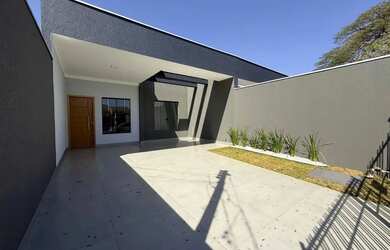 Imagem: A casa possui 3 Dormitórios, 2 Banheiros, 2 Vagas na garagem