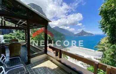 Imagem: A casa possui 4 Dormitórios, 5 Banheiros, 2 Vagas na garagem