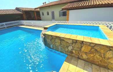 Imagem: A casa possui 3 Dormitórios, 2 Banheiros, 4 Vagas na garagem