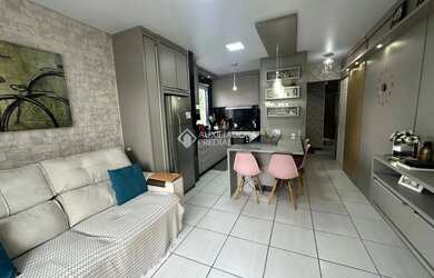 Imagem: O apartamento possui 2 Dormitórios, 1 Banheiro, 1 Vaga na garagem